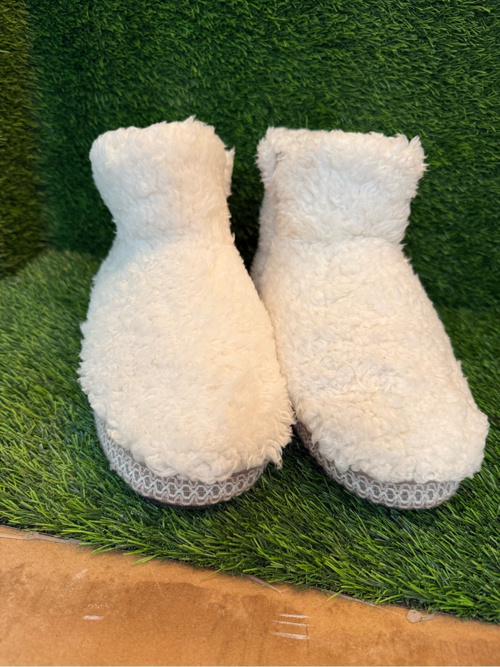 Muk Luks Cream Fuzzy Bootie Slippers size 11